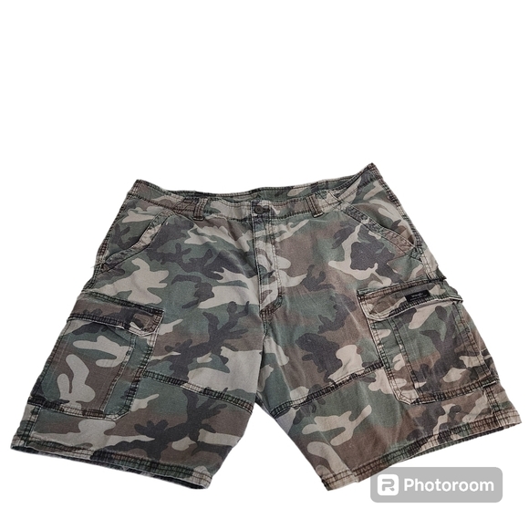 Mens Wrangler camouflage cargo shorts,sz 40 - Picture 2 of 4